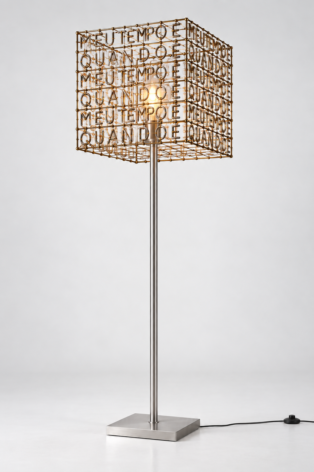 Luminária com estrutura de letras